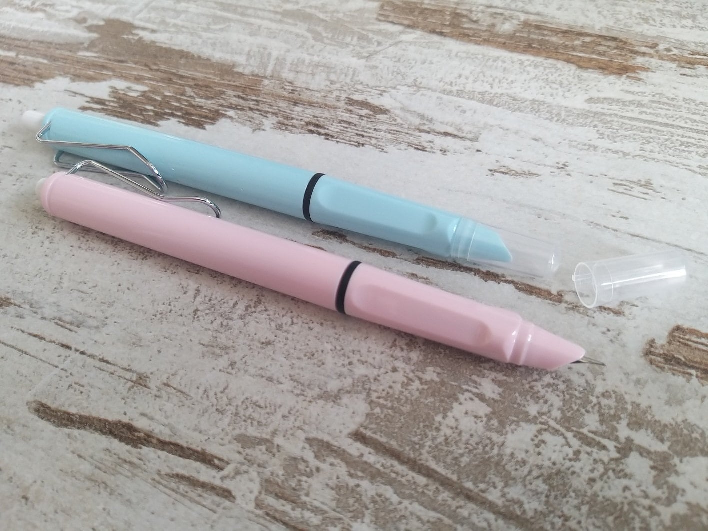 Pastel fountain pen with push button